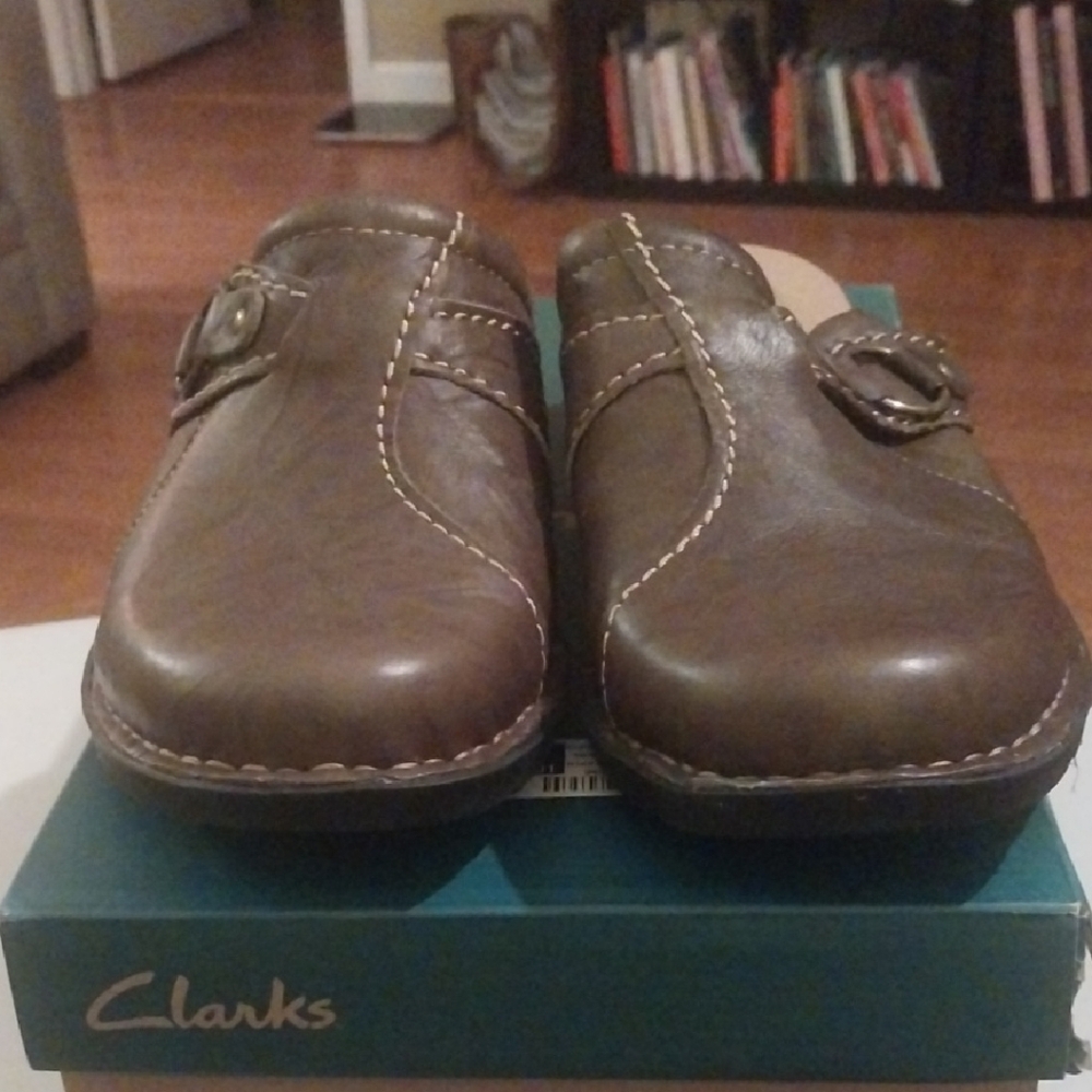 Clarks WOMMen's Brown Leather Slip-On Loafers